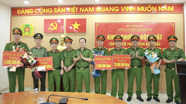 Quảng Trị: Khen thưởng đột xuất các tập thể có thành tích xuất sắc trong điều tra vụ án giết người ảnh 2