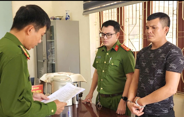 Khởi tố tài xế xe đầu kéo không bằng lái, dương tính ma túy, thách thức cảnh sát ảnh 1