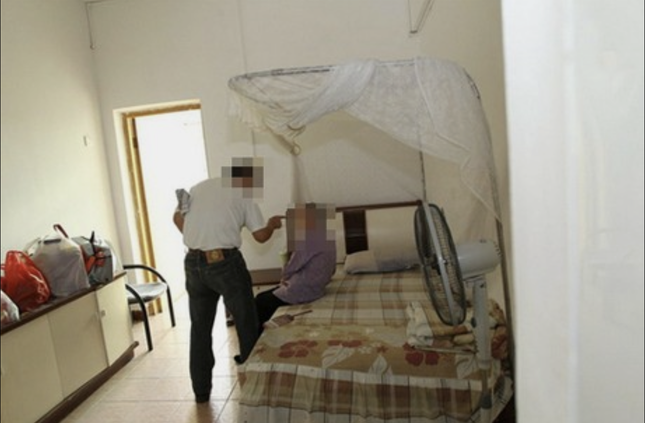 Con trai ném ghế gãy tay mẹ đẻ ảnh 1