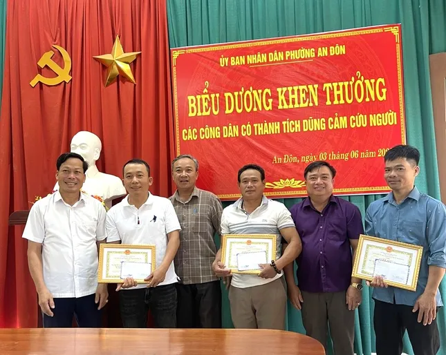 Dũng cảm cứu người đuối nước, 3 người dân ở Quảng Trị được khen thưởng ảnh 1