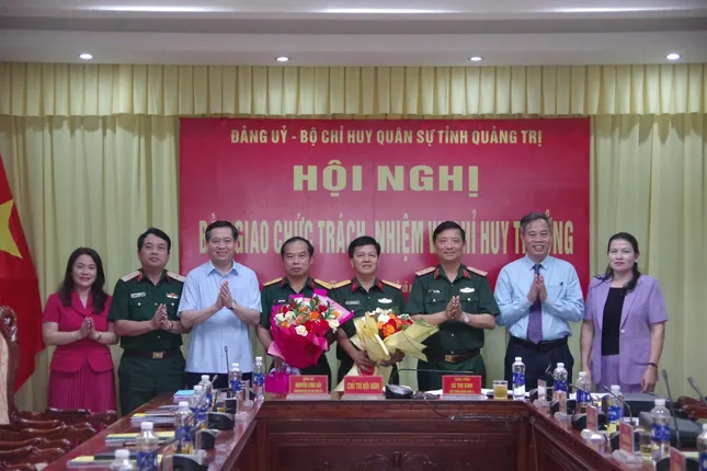 Bàn giao chức trách, nhiệm vụ Chỉ huy trưởng Bộ CHQS tỉnh Quảng Trị ảnh 1
