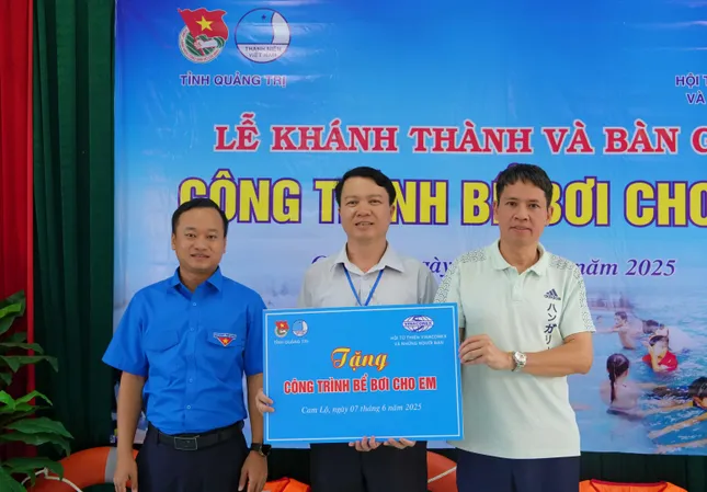 Bàn giao bể bơi cho học sinh vùng lũ ở Quảng Trị ảnh 1