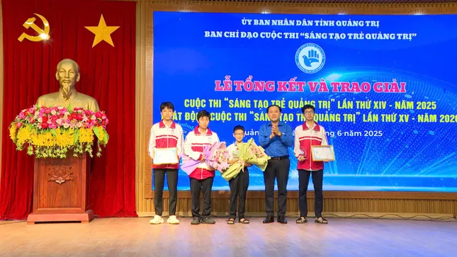 4 nam sinh giành giải Nhất cuộc thi Sáng tạo trẻ ảnh 1