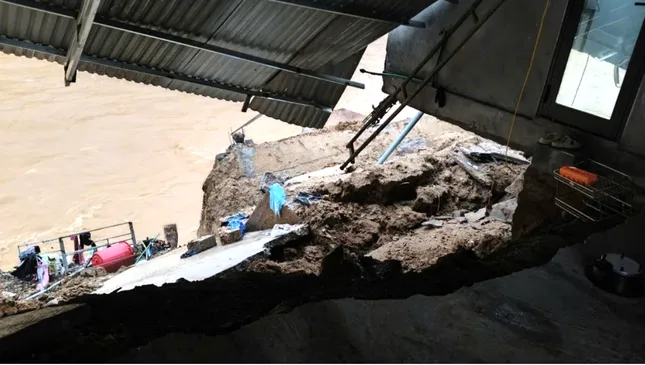 Mưa lớn làm sập nhà, cuốn trôi ô tô ở Quảng Trị ảnh 2