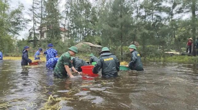 Bộ đội giúp người dân vùng biên khắc phục hậu quả mưa lũ ảnh 6