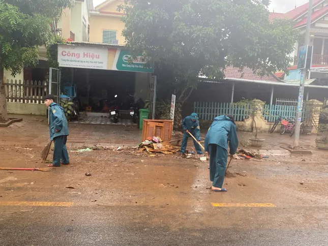 Bộ đội giúp người dân vùng biên khắc phục hậu quả mưa lũ ảnh 2