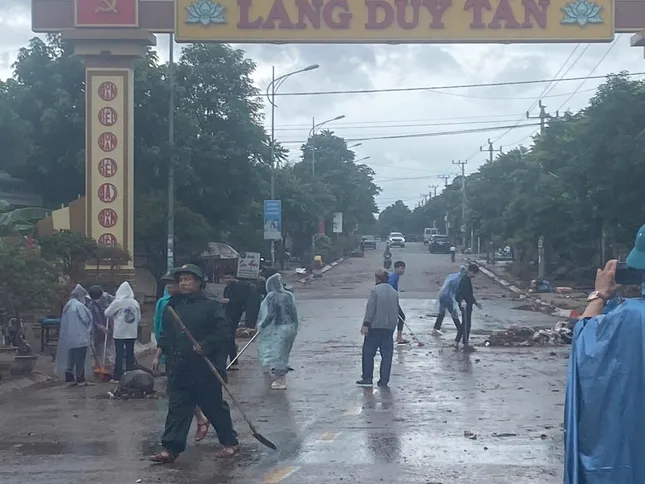 Bộ đội giúp người dân vùng biên khắc phục hậu quả mưa lũ ảnh 3