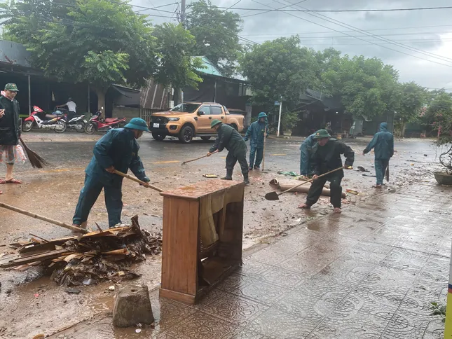Bộ đội giúp người dân vùng biên khắc phục hậu quả mưa lũ ảnh 1