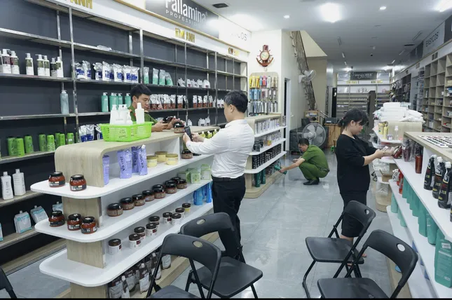 Thu giữ 2,5 tấn mỹ phẩm lậu tại một cửa hàng ở Quảng Trị ảnh 1
