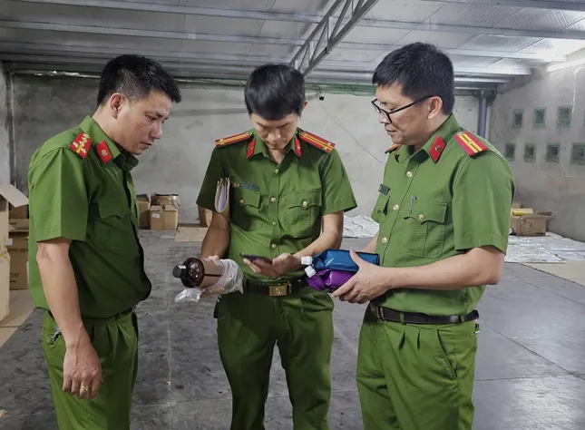 Thu giữ 2,5 tấn mỹ phẩm lậu tại một cửa hàng ở Quảng Trị ảnh 2