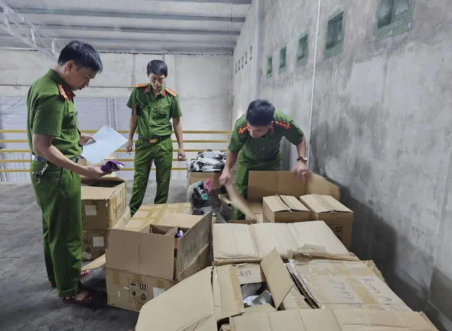 Thu giữ 2,5 tấn mỹ phẩm lậu tại một cửa hàng ở Quảng Trị ảnh 4