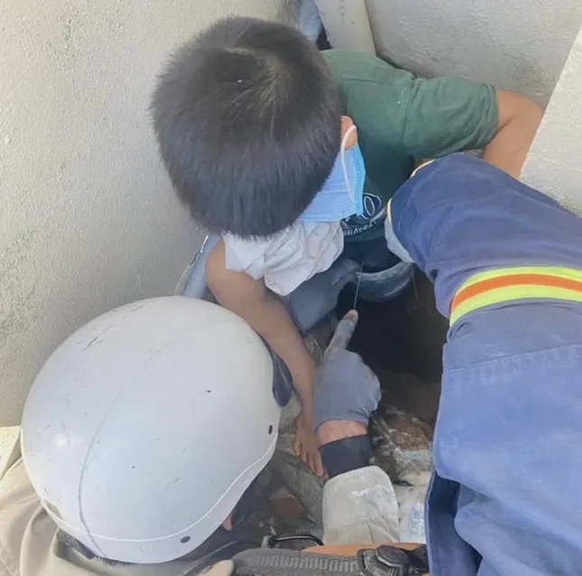Phá bê tông cứu cháu bé 5 tuổi mắc kẹt ở ống thoát nước ảnh 1