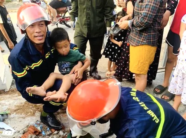 Phá bê tông cứu cháu bé 5 tuổi mắc kẹt ở ống thoát nước ảnh 2