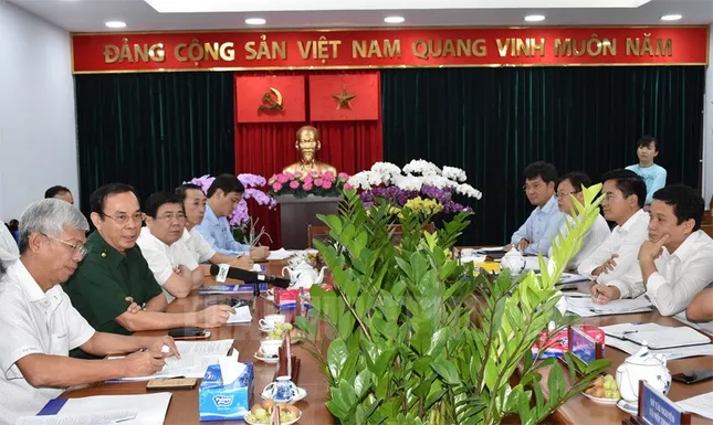 Tân Bí thư Thành ủy TPHCM Nguyễn Văn Nên dầm mưa tìm kế chống ngập ảnh 3