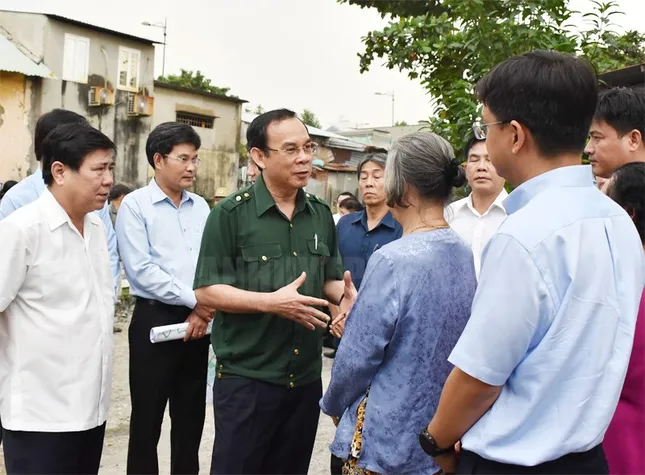 Tân Bí thư Thành ủy TPHCM Nguyễn Văn Nên dầm mưa tìm kế chống ngập ảnh 1