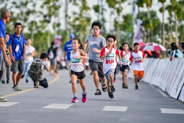 Quang Bảo, Nhan Phúc Vinh 'đọ' sức bền cùng Mâu Thủy ảnh 1