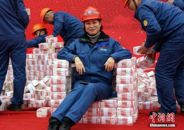 Công ty xếp 'núi tiền' chờ thưởng Tết cho nhân viên ảnh 2