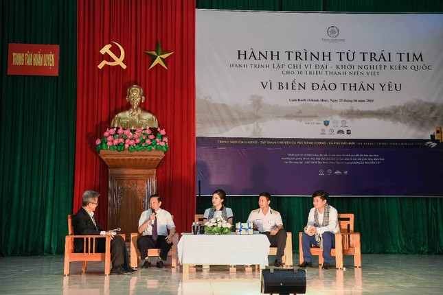 Trao tặng hơn 10 ngàn cuốn sách quý đến cán bộ, chiến sĩ Vùng 4 Hải quân ảnh 1