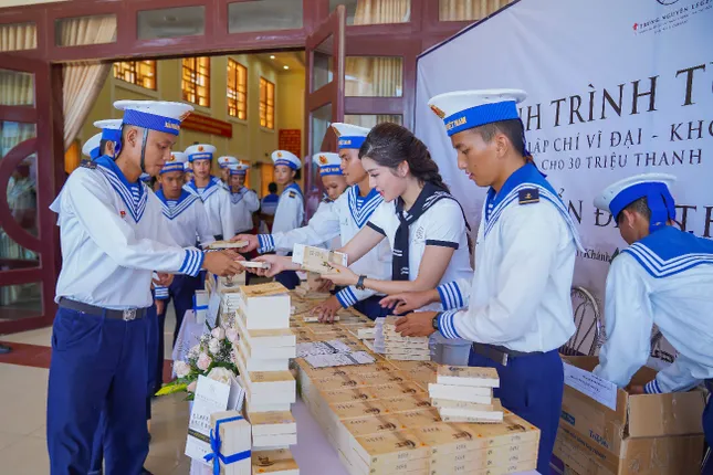 Trao tặng hơn 10 ngàn cuốn sách quý đến cán bộ, chiến sĩ Vùng 4 Hải quân ảnh 3