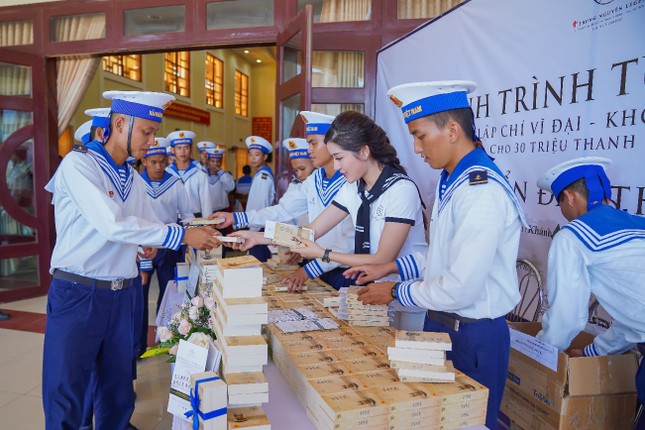 Trao tặng hơn 10 ngàn cuốn sách quý đến cán bộ, chiến sĩ Vùng 4 Hải quân ảnh 3