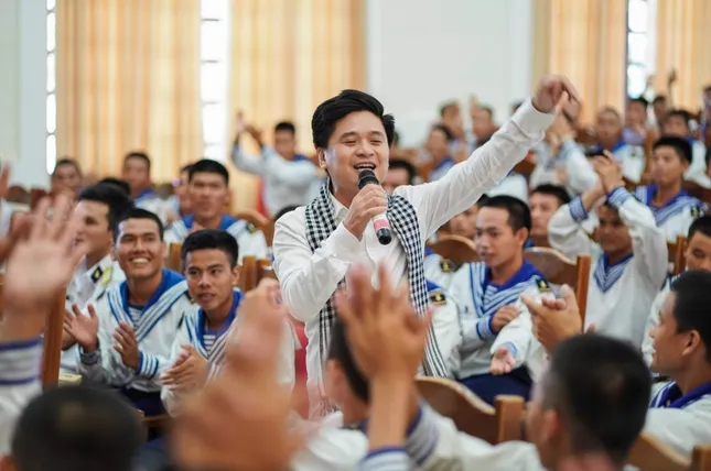 Trao tặng hơn 10 ngàn cuốn sách quý đến cán bộ, chiến sĩ Vùng 4 Hải quân ảnh 4
