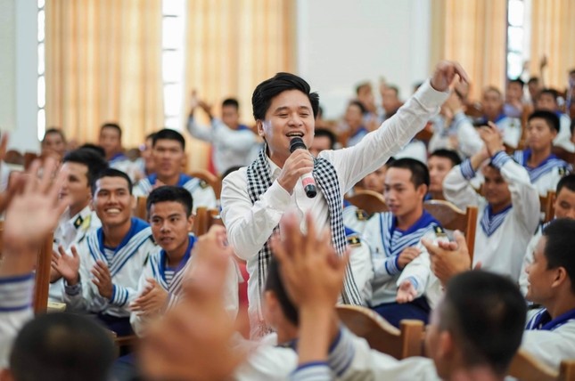Trao tặng hơn 10 ngàn cuốn sách quý đến cán bộ, chiến sĩ Vùng 4 Hải quân ảnh 4