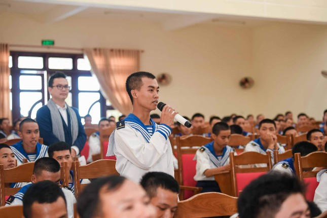 Trao tặng hơn 10 ngàn cuốn sách quý đến cán bộ, chiến sĩ Vùng 4 Hải quân ảnh 5