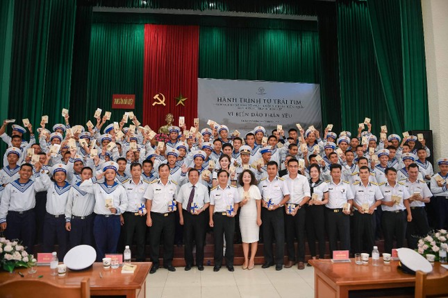 Trao tặng hơn 10 ngàn cuốn sách quý đến cán bộ, chiến sĩ Vùng 4 Hải quân ảnh 6