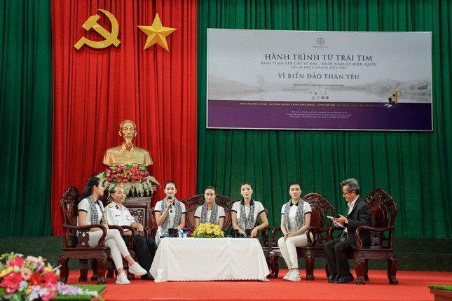 Sách quý đến tay cán bộ, chiến sĩ Vùng 5 Hải quân - Phú Quốc ảnh 1