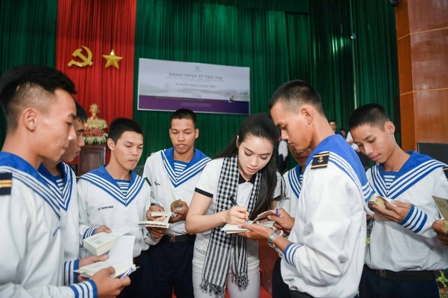 Sách quý đến tay cán bộ, chiến sĩ Vùng 5 Hải quân - Phú Quốc ảnh 2