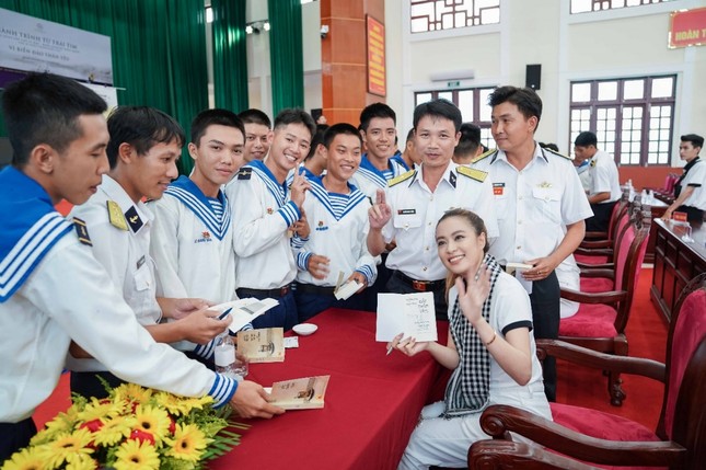 Sách quý đến tay cán bộ, chiến sĩ Vùng 5 Hải quân - Phú Quốc ảnh 3