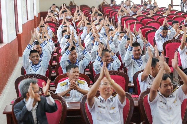 Sách quý đến tay cán bộ, chiến sĩ Vùng 5 Hải quân - Phú Quốc ảnh 4