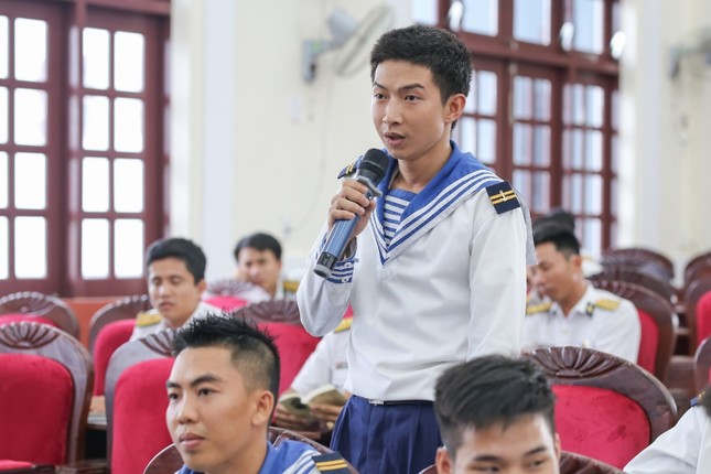 Sách quý đến tay cán bộ, chiến sĩ Vùng 5 Hải quân - Phú Quốc ảnh 5