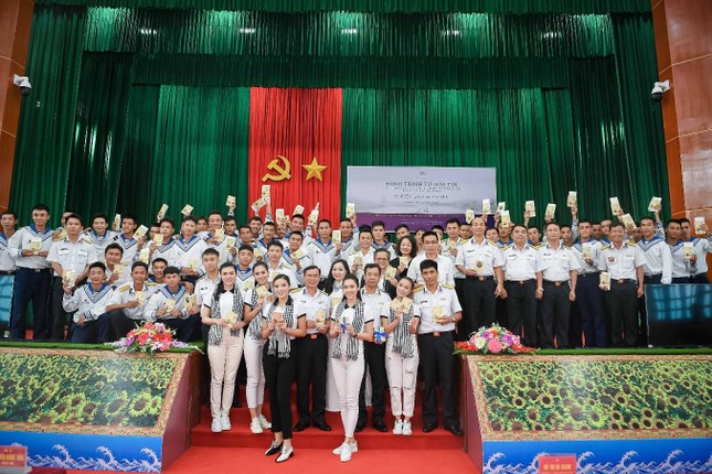 Sách quý đến tay cán bộ, chiến sĩ Vùng 5 Hải quân - Phú Quốc ảnh 6