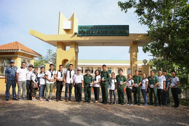 20 giờ lênh đênh trên biển đem sách quý đến Hòn Khoai – đảo cực Nam Tổ quốc ảnh 1