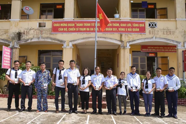 20 giờ lênh đênh trên biển đem sách quý đến Hòn Khoai – đảo cực Nam Tổ quốc ảnh 4