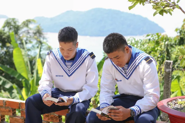 20 giờ lênh đênh trên biển đem sách quý đến Hòn Khoai – đảo cực Nam Tổ quốc ảnh 5