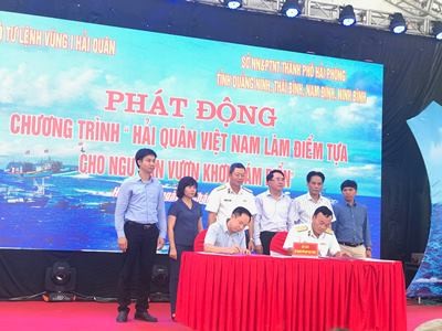 Agribank trao tặng 150 phần quà cho ngư dân ảnh 1