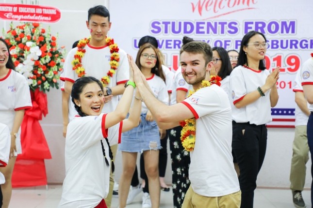 Khám phá chính sách học bổng tuyển sinh mùa COVID-19 ảnh 1