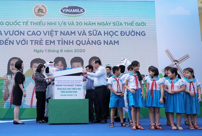 34.000 học sinh ở Quảng Nam vui uống sữa trong ngày tết thiếu nhi ảnh 1