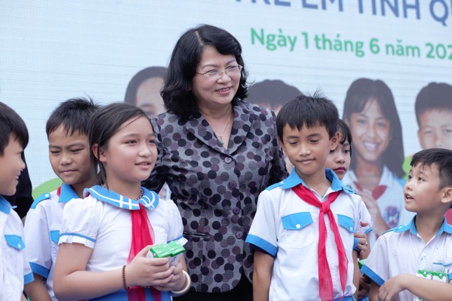 34.000 học sinh ở Quảng Nam vui uống sữa trong ngày tết thiếu nhi ảnh 2