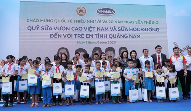34.000 học sinh ở Quảng Nam vui uống sữa trong ngày tết thiếu nhi ảnh 6
