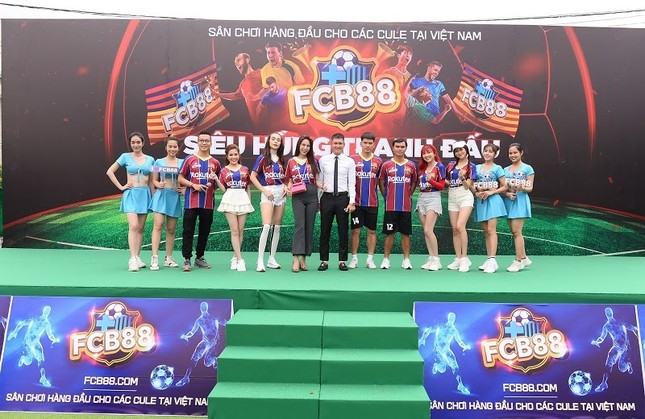 Nhìn lại trận cầu nảy lửa giữa FC Barca và MU Việt Nam ảnh 5