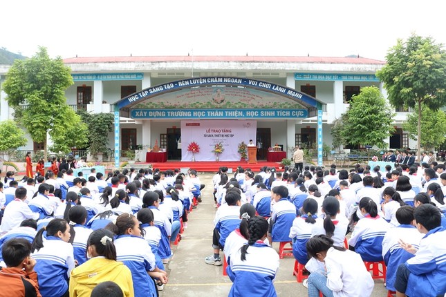 Tủ sách “Thêm con chữ, bớt đói nghèo” đến với tỉnh miền núi Hà Giang ảnh 1