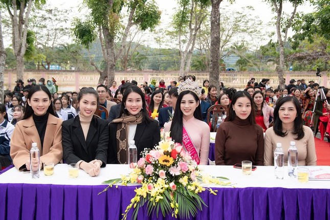 Hình ảnh đẹp của Đỗ Thị Hà và các Hoa hậu Việt Nam khi về thăm trường cũ ảnh 1