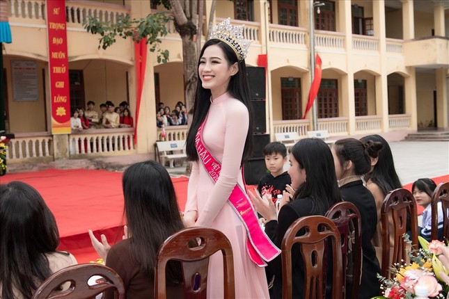 Hình ảnh đẹp của Đỗ Thị Hà và các Hoa hậu Việt Nam khi về thăm trường cũ ảnh 2