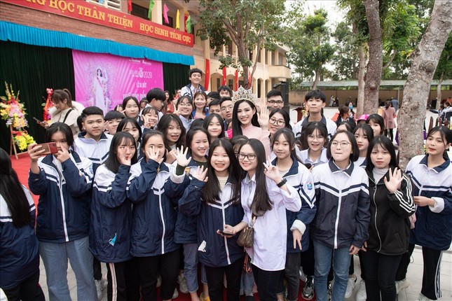 Hình ảnh đẹp của Đỗ Thị Hà và các Hoa hậu Việt Nam khi về thăm trường cũ ảnh 3