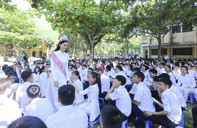 Hình ảnh đẹp của Đỗ Thị Hà và các Hoa hậu Việt Nam khi về thăm trường cũ ảnh 6