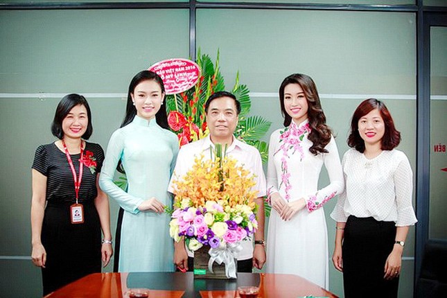 Hình ảnh đẹp của Đỗ Thị Hà và các Hoa hậu Việt Nam khi về thăm trường cũ ảnh 7