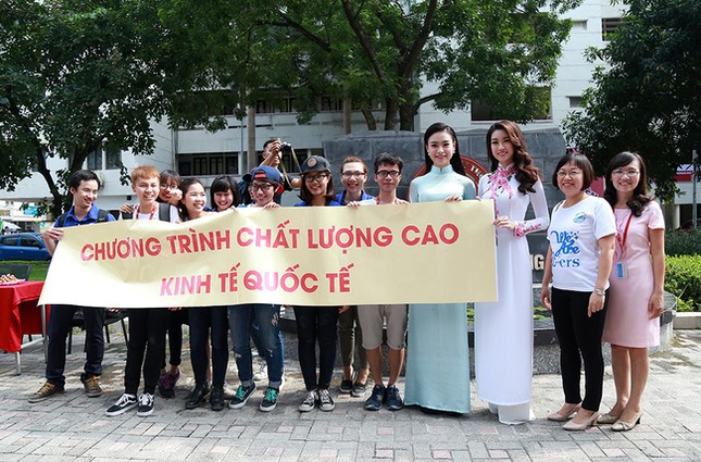 Hình ảnh đẹp của Đỗ Thị Hà và các Hoa hậu Việt Nam khi về thăm trường cũ ảnh 9